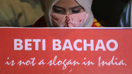 VIDEO: Un hombre ataca con hacha a una mujer casada que lo había rechazado