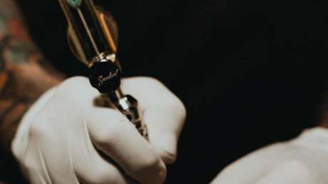 Una mujer se tatúa las manos para poder distinguir inequívocamente la izquierda de la derecha (FOTO)