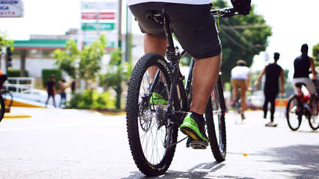 Un ciclista cruza un río a toda velocidad por el estrecho lateral de un puente (VIDEO)