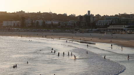 Presentador del clima se lanza al mar tras un informe en vivo para rescatar el cuerpo de un ahogado (VIDEO)