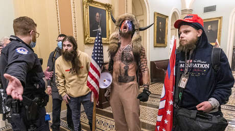 Trasladan a otra cárcel al 'vikingo' que asaltó el Capitolio para proporcionarle una dieta orgánica