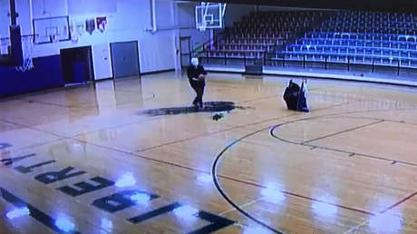 VIDEO: Una cámara de seguridad capta al conserje de un instituto encestando de espaldas desde la mitad de la cancha
