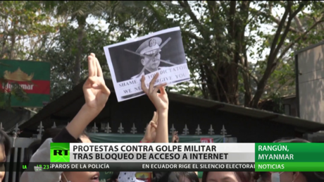 Protestas contra el golpe militar en Birmania luego de que el Ejército bloqueara el acceso a Internet