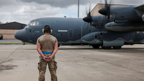 Un hombre finge ser piloto en Afganistán y embauca a una madre soltera por WhatsApp para que le envíe dinero