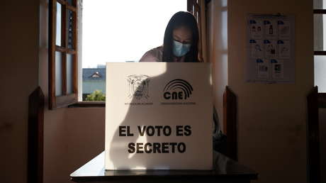 Cierran centros electorales en los comicios presidenciales y legislativos de Ecuador, pese a persistir filas de votantes
