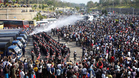 VIDEO, FOTOS: La Policía birmana dispersa con cañones de agua a los manifestantes contrarios al golpe militar