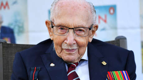 Arrestan a un hombre que escribió un tuit "ofensivo" sobre Tom Moore, veterano británico de la II Guerra Mundial de 100 años