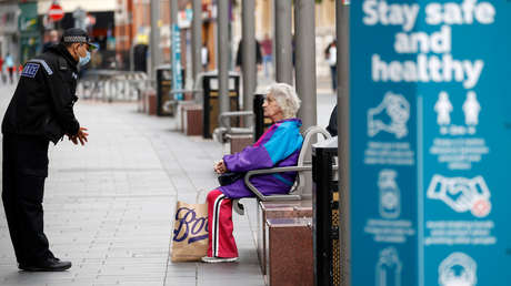 Policía británico a los violadores de la cuarentena: "Mi esposa ha estado llorando durante dos semanas porque ya no puede ver morir a la gente"