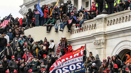 Un veterano acusado de dirigir el grupo Oath Keepers en el asalto al Capitolio trabajó para el FBI y tenía autorización de seguridad de alto secreto