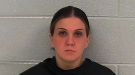 Una maestra de primaria de EE.UU. enfrenta 19 cargos de abuso de menores tras grabarse masturbándose en plena clase