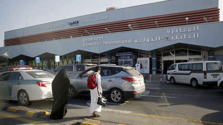 Reportan que un ataque de los rebeldes hutíes en Arabia Saudita provoca el incendio en un avión civil