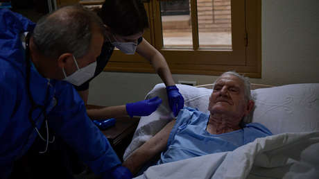 España recomienda aplazar seis meses la vacunación de las personas con menos de 55 años que se hayan infectado previamente