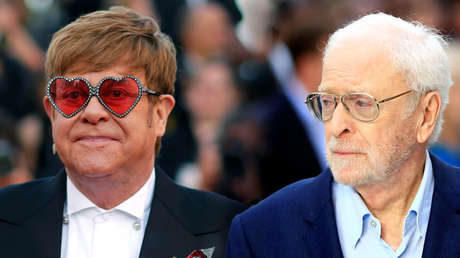 VIDEO: Elton Jonh y Michael Caine protagonizan una divertida campaña para fomentar la vacunación contra el covid-19