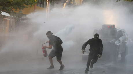 Protestas en Chile contra la medida de libertad condicional otorgada al policía acusado de asesinar al artista callejero Francisco Martínez