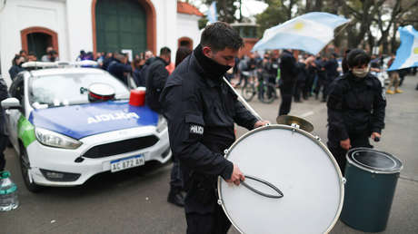 Remueven a 400 policías de Argentina que rodearon la residencia presidencial el año pasado para exigir mejores salarios