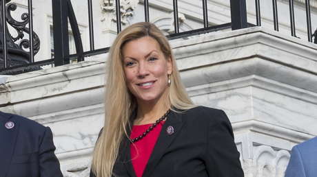 Un exempleado de la congresista estadounidense Beth Van Duyne se suicida frente a su casa