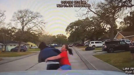 VIDEO: Momento en el que una mujer derriba a un joven acusado de mirar por la ventana de la habitación de su hija adolescente