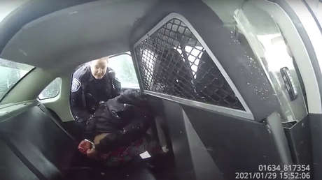 Nuevas imágenes muestran a una niña de 9 años esposada suplicando entre sollozos y rociada con gas pimienta por policías en EE.UU.