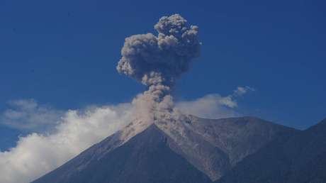 VIDEO: Un turista capta el momento en que erupciona el Volcán de Fuego en Guatemala mientras estaba meditando frente a él