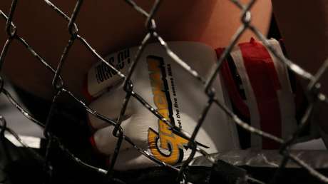 VIDEO: Un luchador ruso de MMA noquea a su rival con un inesperado golpe de codo giratorio desde una posición inusual