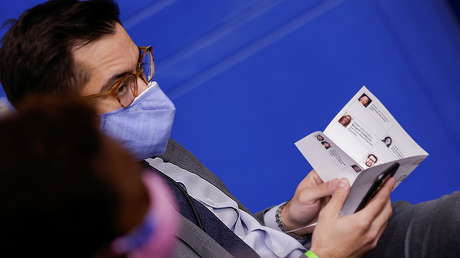 Suspenden por una semana al subsecretario de prensa de la Casa Blanca por amenazar a una reportera con "destruirla"