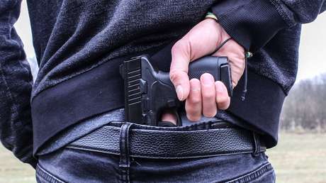 VIDEO: Un hombre asalta con pistola a un conductor de televisión en Ecuador y el camarógrafo graba la escena