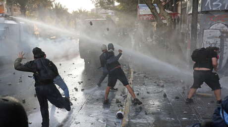 Represión, detenidos y un carro policial en llamas: manifestantes chilenos protagonizan una nueva jornada de protestas