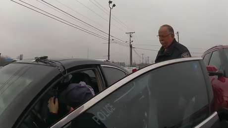 VIDEO: Una intensa persecución policial termina con un inesperado abrazo entre un agente y la sospechosa