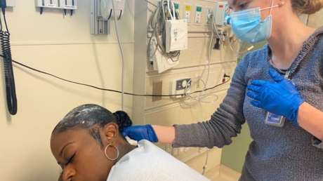 Tras una operación de 4 horas logran retirar el pegamento Gorilla Glue del cabello de la mujer que lo usó en lugar de laca