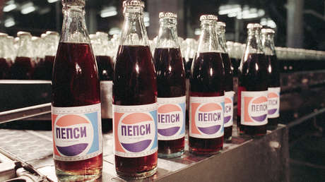 FOTO: Un estadounidense halla una vieja botella de Pepsi-Cola soviética y decide probarla