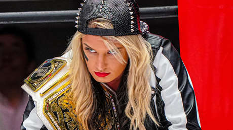 VIDEO: Luchadora de la WWE sufre un épico fracaso al romper la mesa de comentaristas 'con un solo toque'