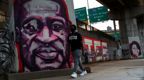 "Me quitas el aliento": usan una foto de George Floyd como tarjeta de San Valentín y la Policía de Los Ángeles investiga los hechos