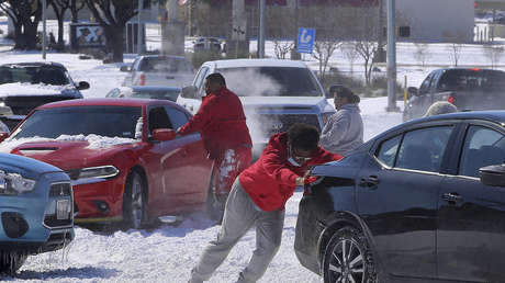Texas despliega la Guardia Nacional en medio de la ola de frío para ayudar a trasladar a refugios a las personas necesitadas