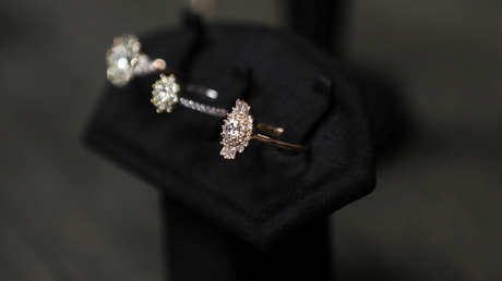 Le roba el anillo de compromiso a su novia para dárselo a otra mujer (pero acaban pillándolo)