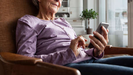 Una anciana, cansada de que su nieto esté soltero, le crea un perfil en Tinder (donde lo tacha de "desordenado" y mal cocinero)