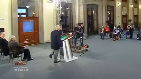 VIDEO: López Obrador se sostiene en un solo pie durante la conferencia matutina para explicar la prioridad de su administración