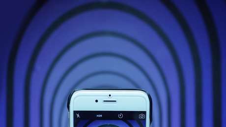 ¿Cuántas manos hay en esta foto?: una ilusión óptica confunde a los usuarios