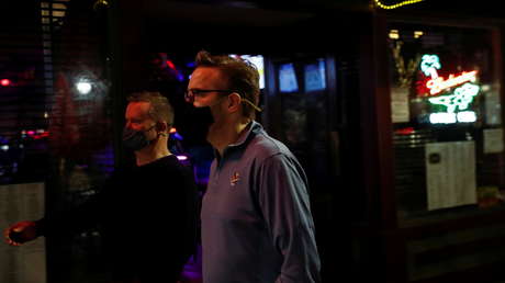 VIDEO: Una vigilante arrastra del cabello a una mujer por no usar mascarilla en un bar de EE.UU.