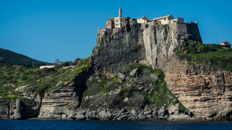 Se produce una serie de robos en una pequeña isla italiana (y todos sus habitantes están bajo sospecha)