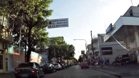 Vecinos de un barrio argentino desnudan y hacen desfilar por la calle a tres adolescentes que robaron a una mujer