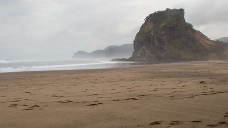 FOTO: Salvan a un surfista herido en una playa remota gracias a que consiguió escribir un mensaje en la arena antes de perder el conocimiento