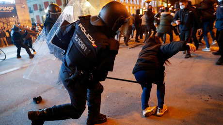 "¡Puta de mierda!": Un policía insulta y apalea a una mujer durante las protestas por el encarcelamiento de Pablo Hasél en Madrid (VIDEO)