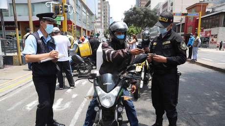VIDEO: Suspenden a un policía que besó a una joven en vez de multarla por infringir el toque de queda en Perú
