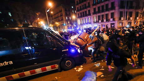 VIDEO: El momento en que una patrulla atropella a un manifestante durante las protestas por el encarcelamiento del rapero español Pablo Hasél