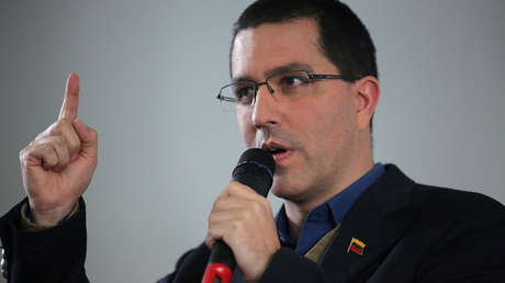 Arreaza afirma que hay una "operación para tratar de lavarle la cara a Iván Duque" con la política migratoria de Colombia para los venezolanos