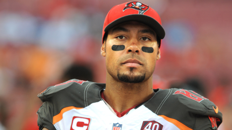 Familia del exjugador de la NFL encontrado muerto en un hotel dona su cerebro a la ciencia para determinar la causa de su fallecimiento