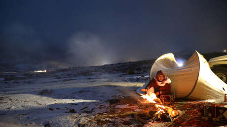 VIDEO: La arena cubre la nevada que cayó en el desierto de Arabia Saudita creando un efecto 'achocolatado'