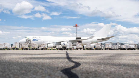 FOTOS: Partes del motor de un Boeing 747 caen del cielo, dejando heridos y perforando el techo de un coche