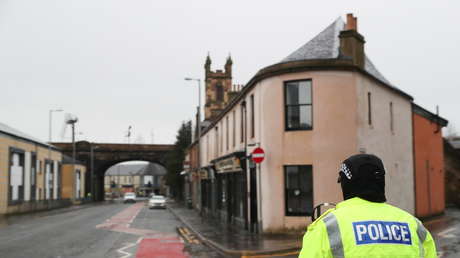 VIDEO: Una anciana golpea con sus muletas a un ladrón que le arrebató el bolso