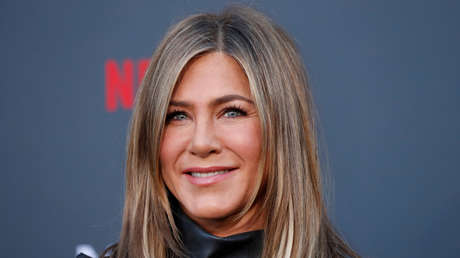 "Es perturbador": Un video de 1998 en el que un 'showman' le lame el pelo a Jennifer Aniston alborota la Red